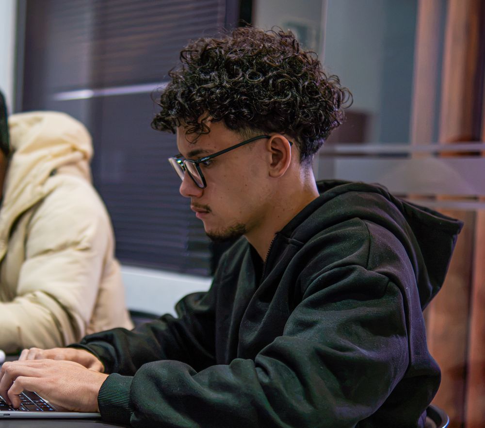 Gustavo trabalhando no notebook